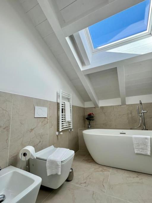 Apt. Aries - Penthouse Menaggio Buitenkant foto