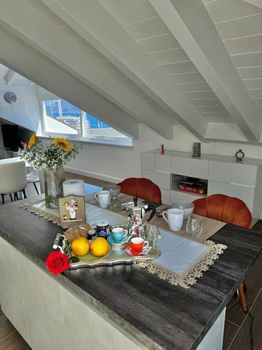 Apt. Aries - Penthouse Menaggio Buitenkant foto